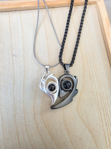 Image of Collar de Pareja Corazón Magnético con Proyección “Te Amo en 100 Idiomas