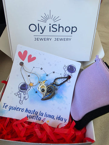 Image of Collar de Pareja Corazón Magnético con Proyección “Te Amo en 100 Idiomas