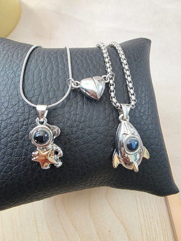 Image of Collar Astronauta y Nave Espacial - Un Viaje para Compartir