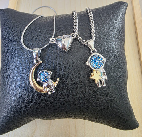 Image of Collar de Pareja Astronautas con Luna, Estrella y Corazón Magnético