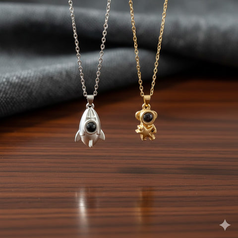 Image of Collar Astronauta y Nave Espacial - Un Viaje para Compartir