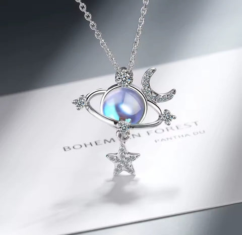 Image of Collar Saturno y Luna - Amor Infinito Bajo las Estrellas