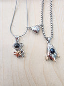 Collar Astronauta y Nave Espacial - Un Viaje para Compartir