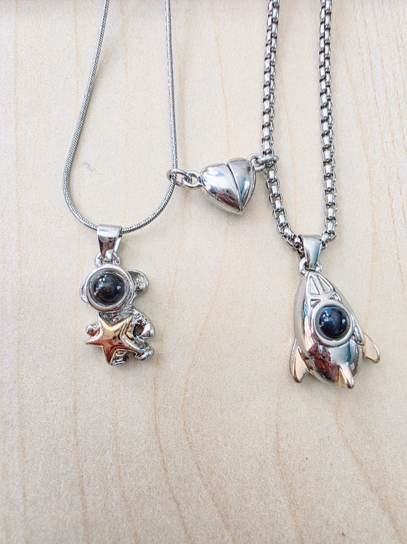 Collar Astronauta y Nave Espacial - Un Viaje para Compartir