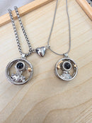 Collar Astronauta con Estrellas y Proyección “Te Amo en 100 Idiomas"