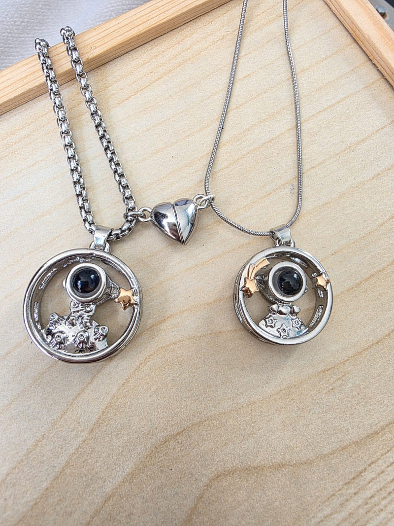 Collar Astronauta con Estrellas y Proyección “Te Amo en 100 Idiomas"