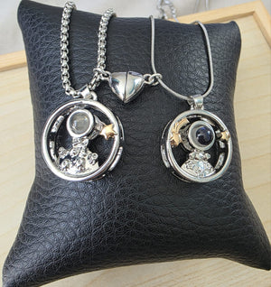 Collar Astronauta con Estrellas y Proyección “Te Amo en 100 Idiomas"