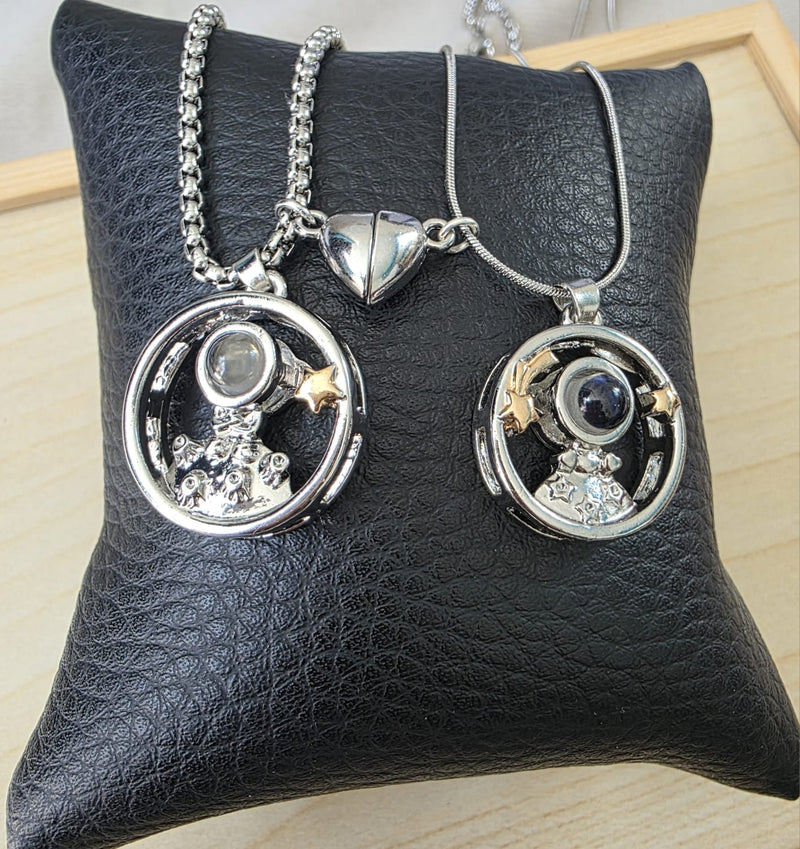Collar Astronauta con Estrellas y Proyección “Te Amo en 100 Idiomas"