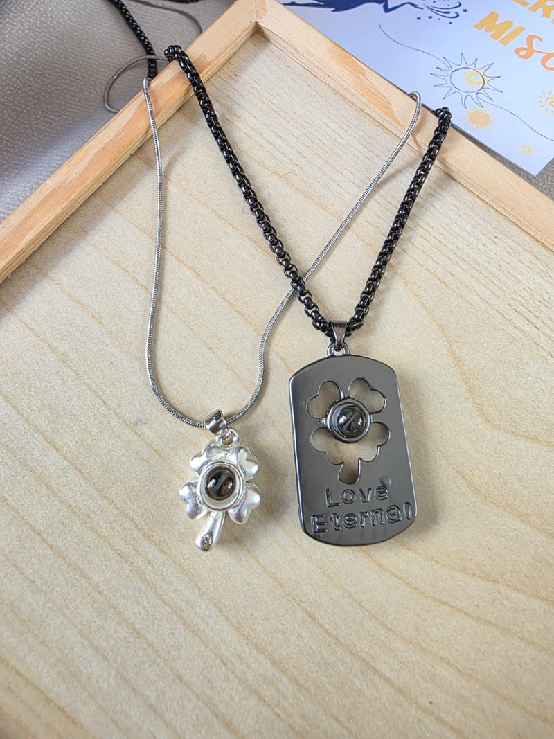 🍀 Collar de Pareja Trébol con Proyección “Te Amo en 100 Idiomas” 🍀