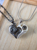 Collar de Pareja “Te Amo en 100 Idiomas” con Proyección Mágica