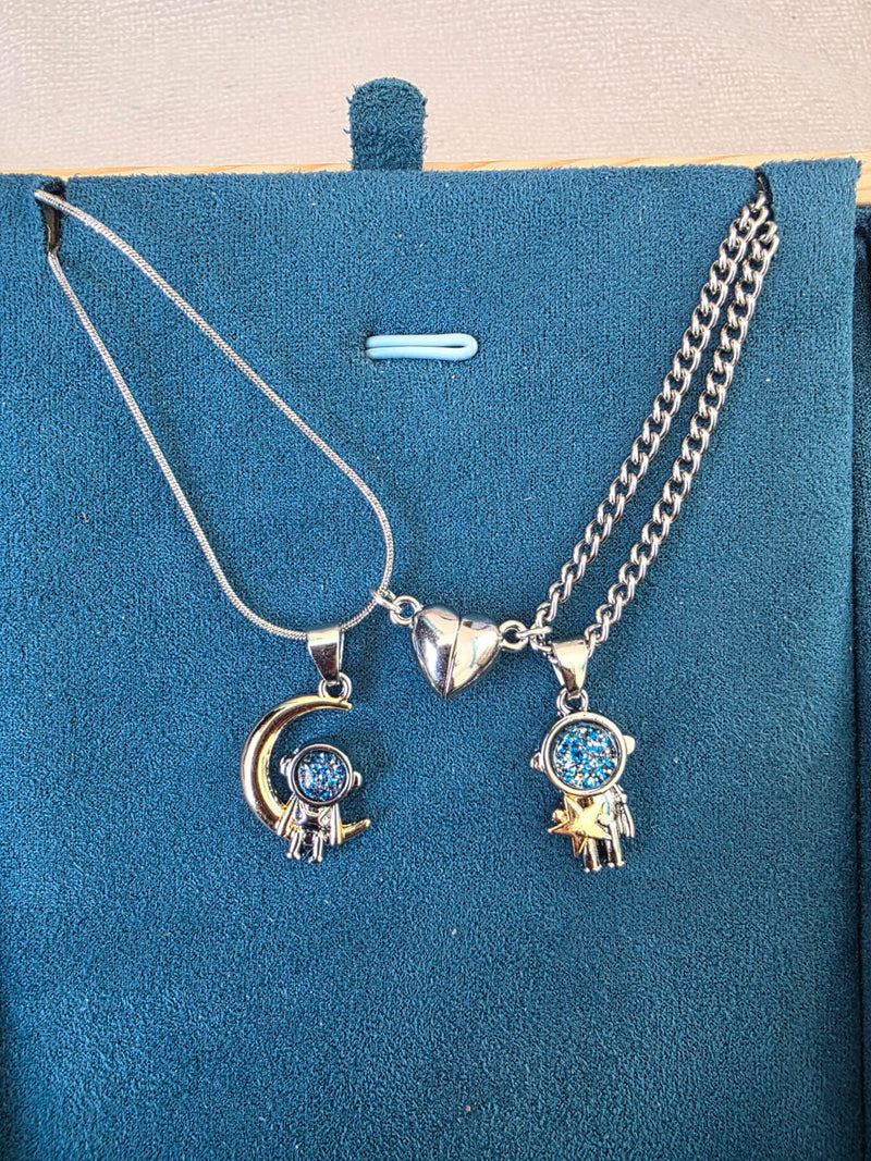 Collar de Pareja Astronautas con Luna, Estrella y Corazón Magnético