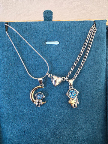 Image of Collar de Pareja Astronautas con Luna, Estrella y Corazón Magnético