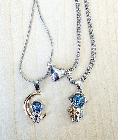 Image of Collar de Pareja Astronautas con Luna, Estrella y Corazón Magnético