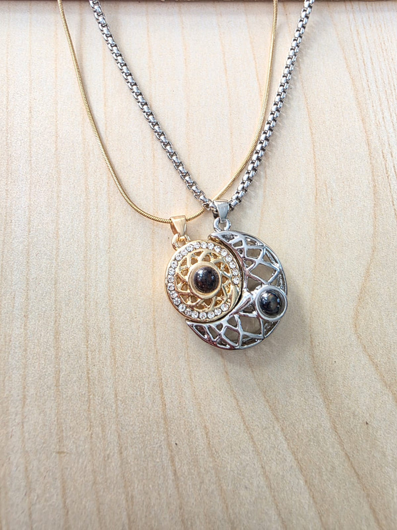 Collar de Pareja Sol y Luna Magnético con Proyección Te Amo en 100 Idiomas
