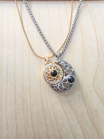Image of Collar de Pareja Sol y Luna Magnético con Proyección Te Amo en 100 Idiomas